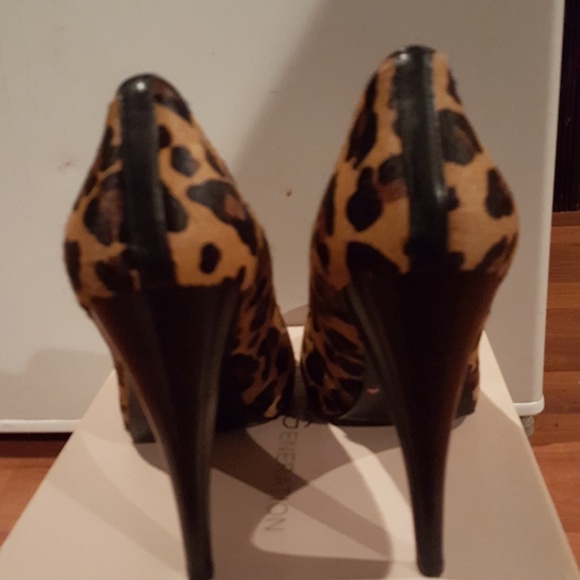 LEOPARD/CHEETAH HAIRED EUC  HEELS - Picture 3 of 4